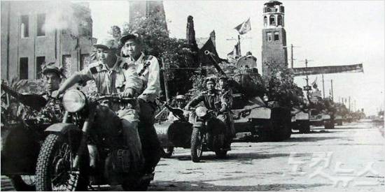 인민군 탱크부대가 오토바이부대를 따라 서울로 진입하고 있다.