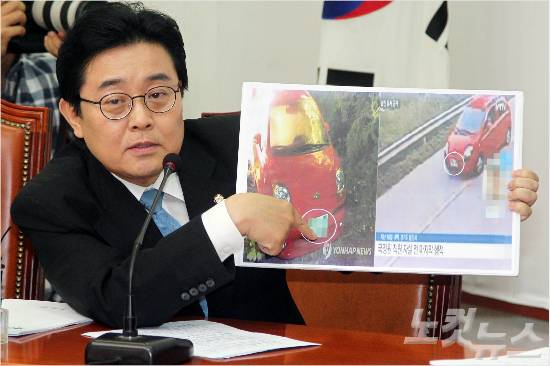 새정치민주연합 전병헌 최고위원이 22일 오전 국회에서 열린 당 최고위원회의에서 국정원 해킹 프로그램 의혹과 관련 자살한 국정원 직원이 발견된 차량과 경찰이 공개한 차량 이동 중 찍힌 CCTV 화면의 차량 번호판이 다르다는 의혹을 제기하고 있다. (윤창원 기자/자료사진)