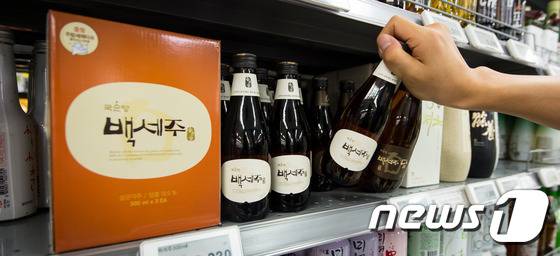 서울시내 한 대형마트에서 직원이 진열된 백세주를 회수하고 있다. 2015.5.26/뉴스1 © News1 유승관 기자