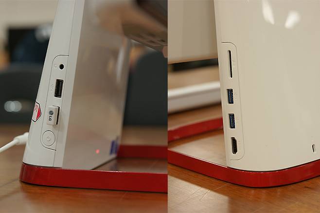 측면에 확장 단자와 메모리카드 슬롯 등이 있다.