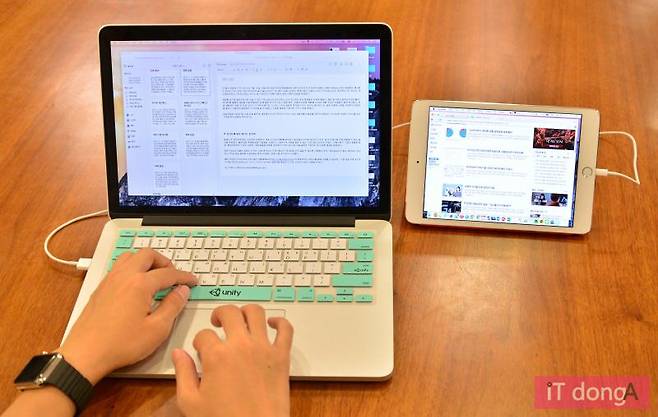 아이패드 미니를 맥북에 보조 모니터로 연결한 모습