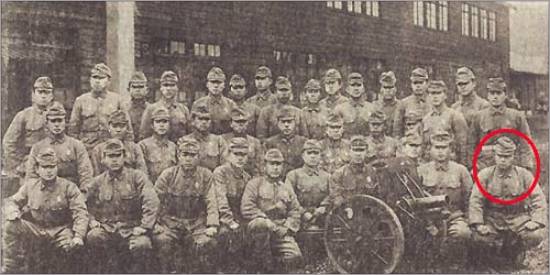 일본 육사 생도 시절의 박정희(빨간 선).