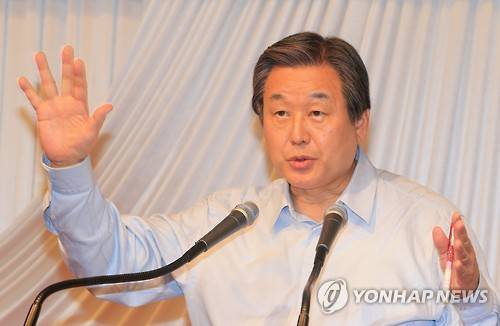 새누리당 김무성 대표가 8일 오전 제주KAL호텔에서 열린 '2015 제주특별자치도 발전 포럼'에 참석해 특강을 하고 있다.