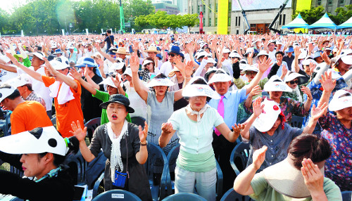 평화통일기도회 참석자들이 9일 한반도 평화통일을 위해 두 손을 들고 통성으로 기도하는 모습. 강민석 선임기자