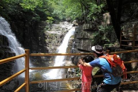 ▲여행객이 무릉계곡 쌍폭 감상하고 있다[자료제공=한국관광공사]