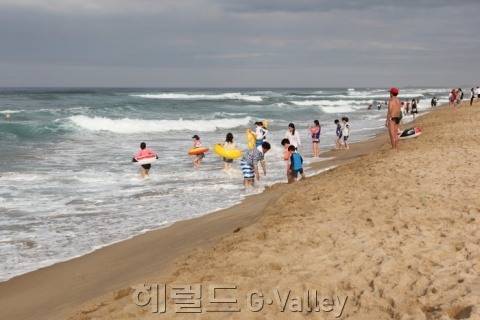 ▲망상해변에서 물놀이하는 모습 [자료제공=한국관광공사]