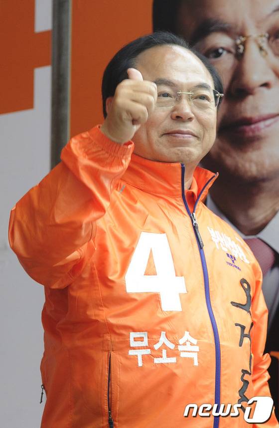 2014년 지방선거에 무소속으로 부산시장에 출마한 오거돈 후보가 화명 롯데마트 앞에서 선거 유세를 하고 있다. 2014.6.3/뉴스1