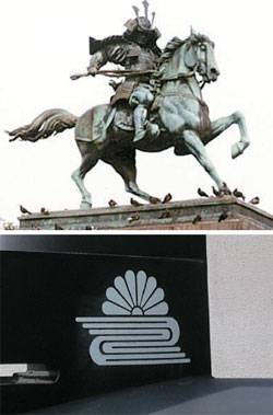 도쿄의 황거(皇居) 앞에 서있는 구스노키 마사시게 동상(사진 위). 가이텐 잠망경에 부착된 기쿠수이(菊水) 문양. [사진=박보균 대기자]