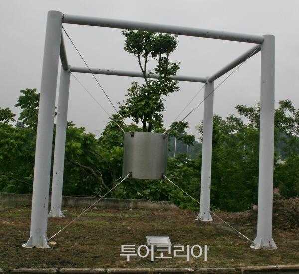 한국 홍성도 작가의 ‘Growing Tree in Tsumari(츠마리에서 자라는 나무)’