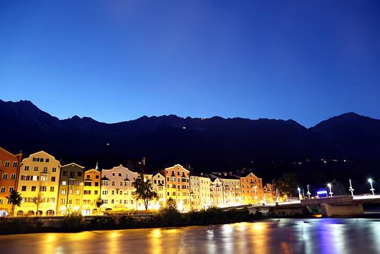 인스부르크는 3000m가 넘는 알프스 고봉이 둘러싼 도시다.