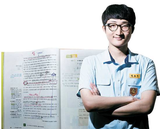 교과서에는 꼼꼼하게 필기를 한다. 수업 시간에는 샤프만 활용해 정리하고 복습을 하면서 중요한 내용에 색깔 펜으로 표시한다.