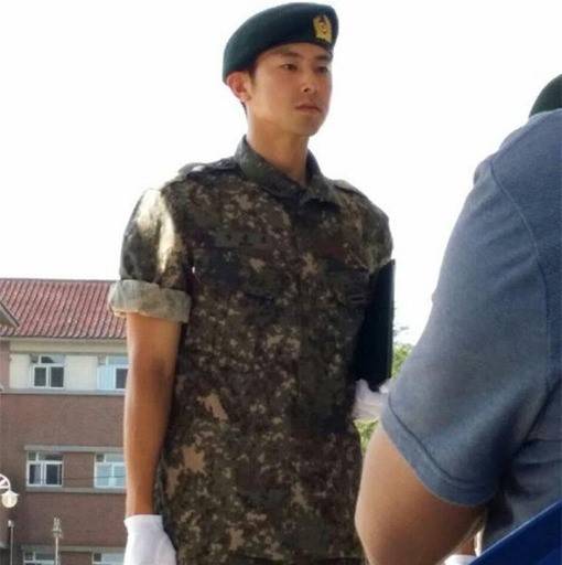 유노윤호 수료식 사진=온라인 커뮤니티