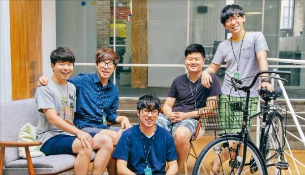 제4회 정주영 창업경진대회에서 대상을 수상한 바이써클팀. 왼쪽부터 이해일 씨, 김찬욱 씨, 박승호 씨, 이성호 대표, 이병욱 씨. 아산나눔재단 제공