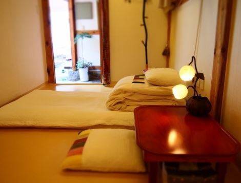 북촌 한옥마을 게스트하우스 내부.