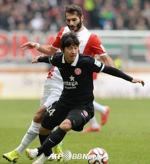 박주호(24번)가 아우크스부르크와의 2014-15 분데스리가 원정경기에서 공을 향해 이동하고 있다. 사진(독일 아우크스부르크)=AFPBBNews=News1