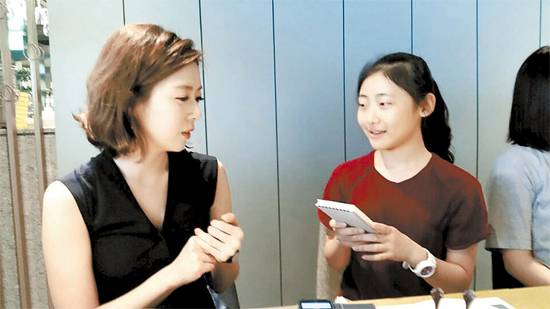 이소영 학생기자(오른쪽)를 만난 배현진 아나운서는 "입사 시험에 계속 낙방할 땐 힘들었지만 꾸준히 도전해 꿈을 이룰 수 있었다"라고 말했다.