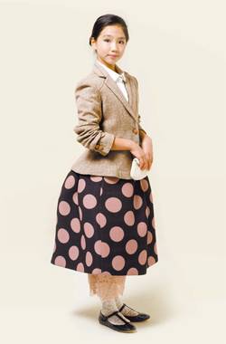 치마 뒷부분이 불룩하게 솟은 19세기 말의 버슬 스타일을 재현한 패션. 물방울무늬 스커트와 레이스 치마는 에센셜, 구두는 자라 키즈.