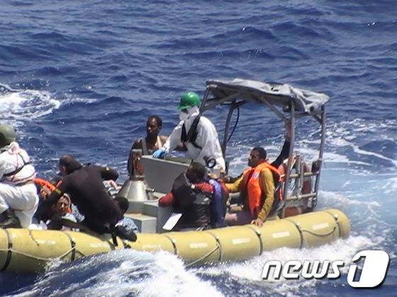 지중해 난민선 구조작업 (자료사진) © AFP=뉴스1