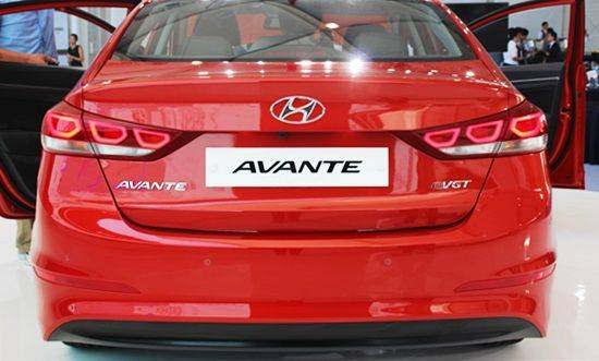 신형 아반떼 뒷모습은 이전 5세대에 비해 큰 차이점이 없다. (사진=지디넷코리아)