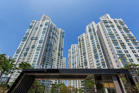 서울 강남구 대치동에 위치한 래미안 대치팰리스 전경.