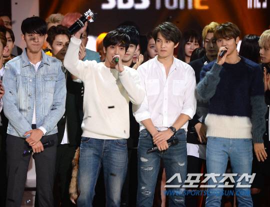 [포토] 씨엔블루 '컴백과 동시에 1위 등극'