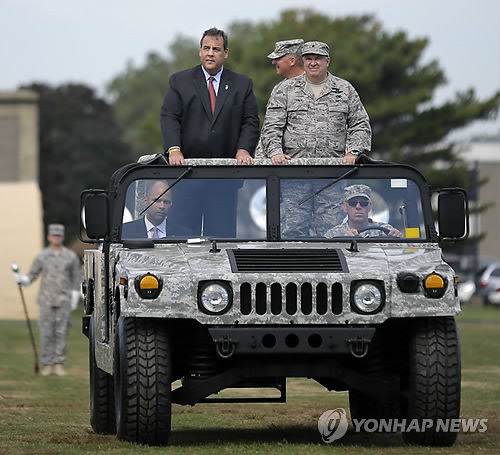 크리스 크리스티 뉴저지 주지사(차 위 왼쪽)와 미국 뉴저지 주 방위군을 이끄는 마이클 커니프 공군 준장. (AP=연합뉴스 자료사진)
