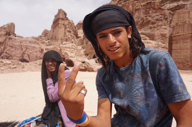 영화 ‘캐리비안의 해적’처럼 눈화장을 한 페트라의 베두인 동키(Donkey)꾼들.