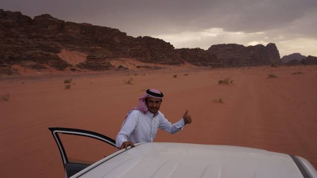 아라비아 로렌스의 배경이 된 와디럼 사막을 달리는 지프차.