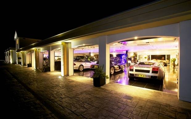 자동차 전시관을 방불케 하는 영국 한 부호의 개인 자동차 차고.