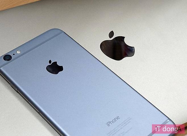 커버 애플 로고가 음각 형태로 바뀌었다