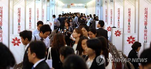(서울=연합뉴스) 최재구 기자 = 14일 서울 양재동 aT센터에서 열린 신세계그룹&파트너사 채용박람회에서 취업희망자들이 참가업체 부스를 돌며 면담하고 있다. 2015.9.15 jjaeck9@yna.co.kr