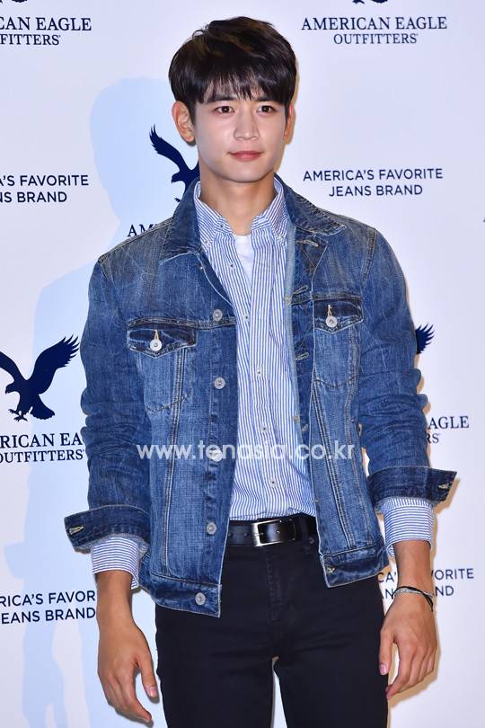 포토타임 갖는 샤이니 민호