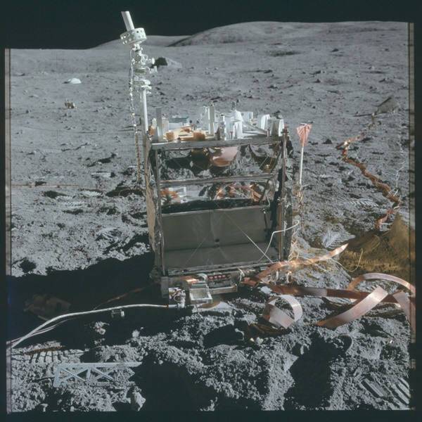아폴로16호 승무원이 달 표면에 설치한 계측기. 사진=나사
