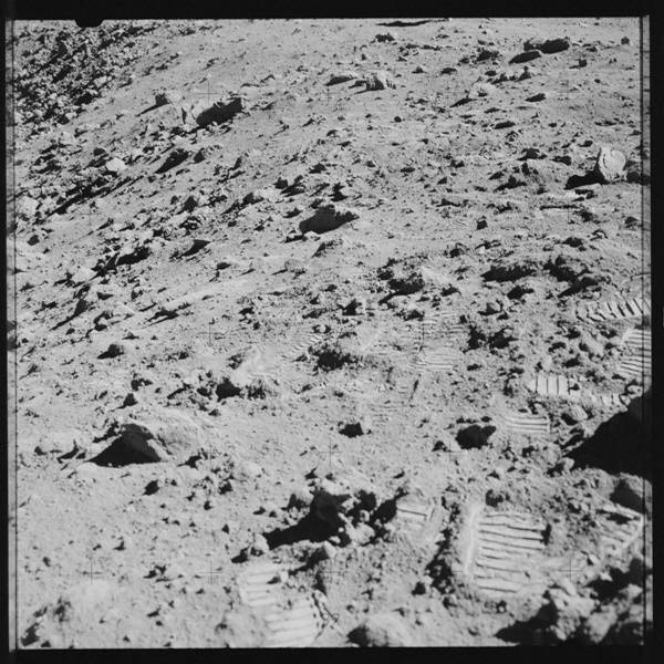 아폴로17호 우주인들이 남겨놓고 온 발자국과 월면차 흔적. 운석이 떨어져 지워지겨나 태양풍으로 인해 수천년에 걸쳐 지워지기 전까지 남게 된다. 사진=나사