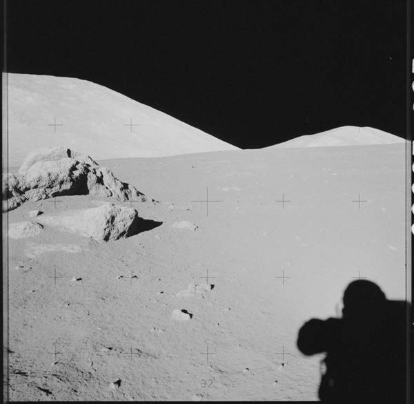 아폴로17호가 촬영한 달 표면의 이같은 언덕은 운석이 떨어지면서 그 충격으로 만들어졌다. 사진=나사