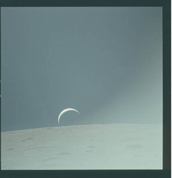 초승달처럼 보이는 지구. 1972년 4월 아폴로16호가 달궤도를 돌면서 촬영했다. 사진=나사