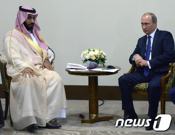 블라디미르 푸틴 러시아 대통령(오른쪽)과 사우디아라비아의 모하메드 빈 살만 알 사우드 국방장관이 11일(현지시간) 러시아 남부도 소치에서 시리아 사태를 논의했다. © AFP=뉴스1