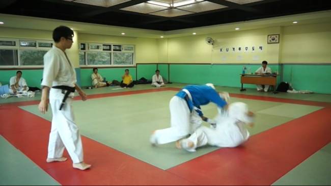 지난 해 KU 격무제 0회 대회에서 열린 경기 장면. 주심을 맡은 이가 김기태 사범이다.