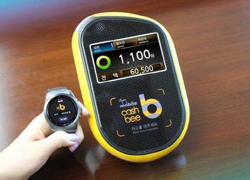 LG전자의 'G-PAY'에 장착될 것으로 보이는 근거리무선통신(NFC) 기반의 'LG워치어베인LTE' 결제 장면.  /사진제공=LG전자