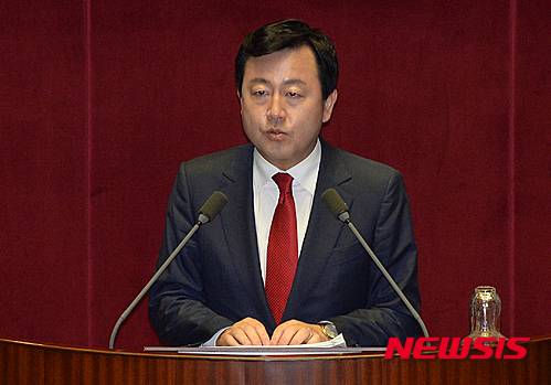 【서울=뉴시스】조수정 기자 = 15일 오전 서울 여의도 국회에서 열린 제337회 국회(정기회) 제8차 본회의에서 김용남 새누리당 의원이 최경환 경제부총리 겸 기획재정부 장관에게 대정부질문 하고 있다.  2015.10.15.    chocrystal@newsis.com