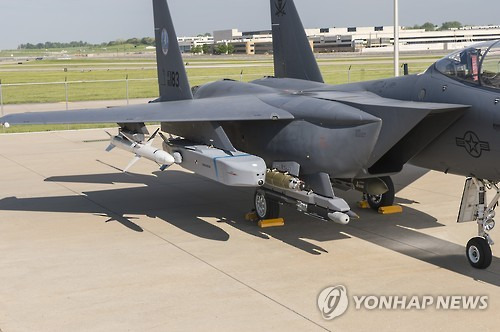 전투기에 장착된 타우러스.