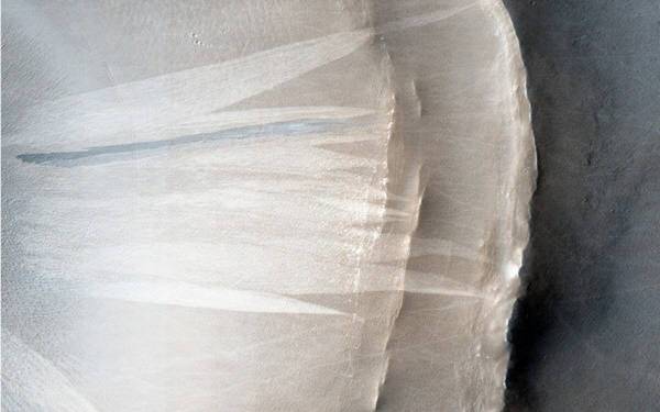 고운 모래로 돼 있는 아라비아테라 지역. 영화에서는 주인공 와트니가 또다시 모래폭풍을 만나는 일 없이 이 지역을 가는 것으로 돼 있지만 원작소설 후반부에서는 마크 와트니가 또다시 모래 폭풍을 만나자 바람을 우회해 스키아파렐리 크레이터로 간다. 사진=나사