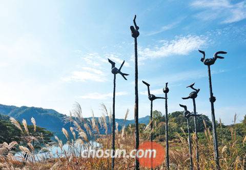 능강솟대문화공간 앞에 세워진 새 모양의 솟대가 청풍호와 함께 어우러진 모습.