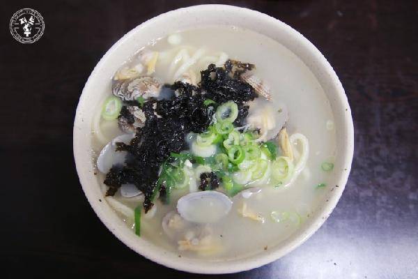 [헬스조선]그릇에 담긴 바지락 칼국수 /사진=조선일보 DB