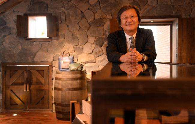 19일 청담동 도산공원 앞에 새롭게 문을 연 0914플래그십스토어 2층에서 박은관 시몬느 회장이 포즈를 취했다. [사진=안훈 기자/rosedale@heraldcorp.com]