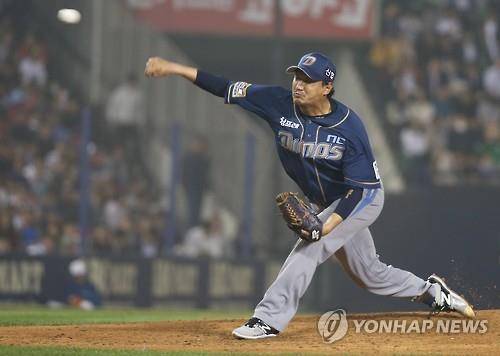 NC 선발 손민한 (서울=연합뉴스) 임헌정 기자 = 21일 서울 잠실야구장에서 열린 2015 KBO리그 플레이오프 3차전 두산 베어스 대 NC 다이노스 경기. NC 선발 손민한이 역투하고 있다. 2015.10.21 kane@yna.co.kr (끝)