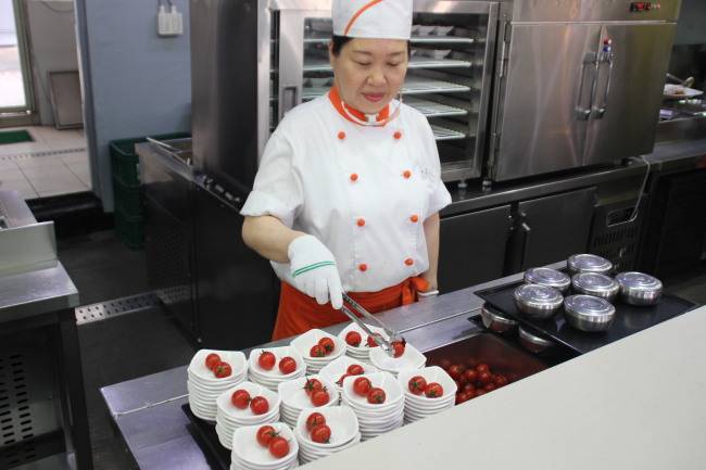 안성(부산방향)휴게소가 건강한 밥상과 더불어 식사 후 입안 마무리를 깔끔하게 할 수 있는 제철 과일을 후식으로 제공, 좋은 반응을 얻고 있다.