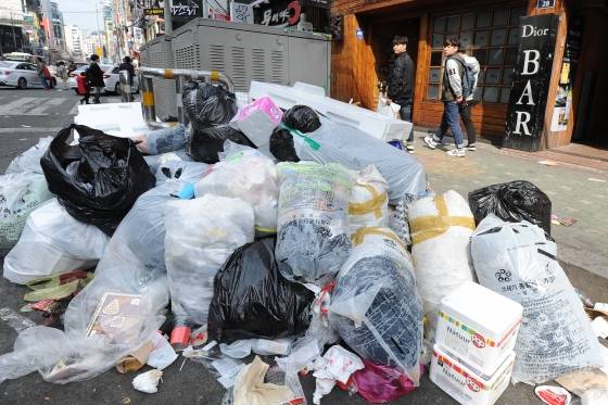 지난 3월 15일 부산진구가 시민 경각심을 높이는 차원에서 실시한 서면거리 '청소 안하는 날' 오후 서면 1번가 인근 방치돼 있는 쓰레기 옆을 시민들이 지나가고 있다. 부산지역 최대 번화가인 서면 특화거리가 '쓰레기특화거리'로 변해 악취를 풍기고 있다. /사진=뉴스1 DB