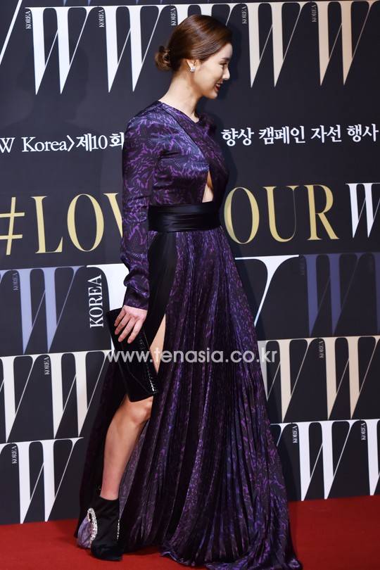 과감한 의상으로 시선을 사로잡은 김성령