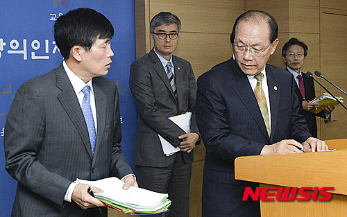 【서울=뉴시스】최진석 기자 = 황우여 사회부총리 겸 교육부 장관이 27일 오후 서울 세종로 정부서울청사 브리핑실에서 한국사 교과서 국정화 관련 긴급 브리핑을 하던중 관계자의 설명을 듣고 있다. 2015.10.27.   myjs@newsis.com